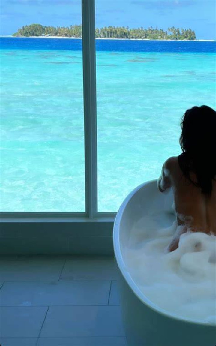Samie stripped off and posted a snap while enjoying a luxurious bath