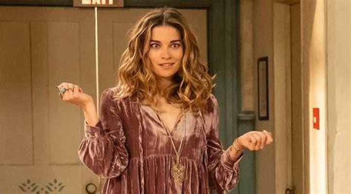 Schitt&rsquo;s Creek Annie Murphy Holds Out Hope for Alexis and Ted Dustin Milligan