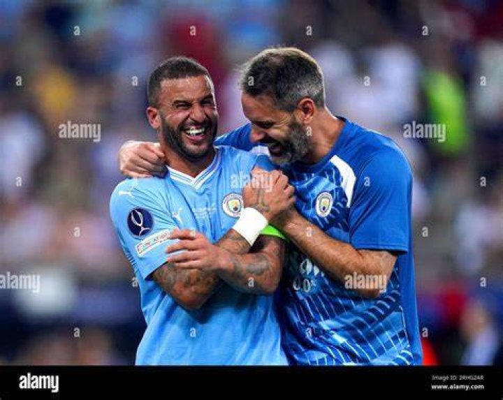 Scott Carson ccelebrates with Kyle Walker