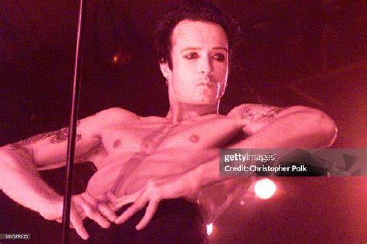 Scott Weiland of Stone Temple Pilots performs in 2000