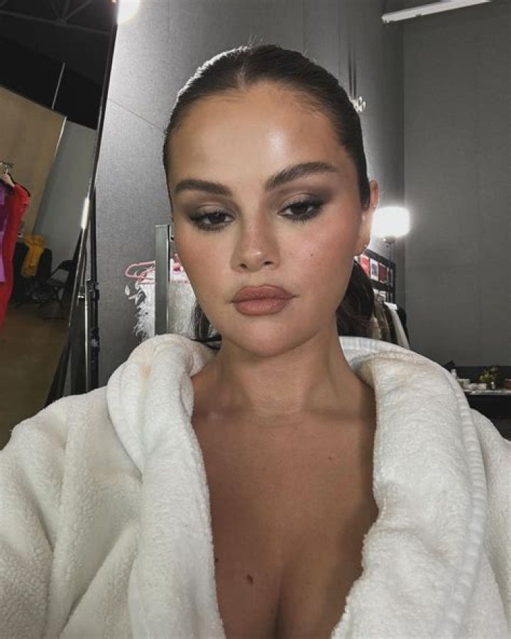 Selena Gomez - bikini (side)