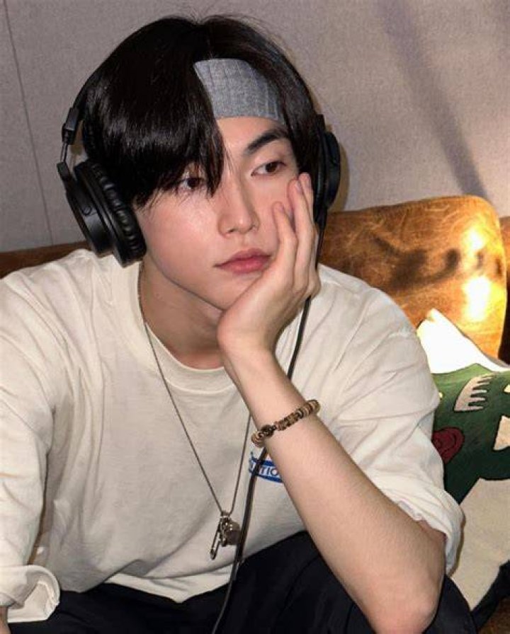 Seunghan recently missed a song recording alongside the group RIIZE and photos leaked online of what was allegedly him and his girlfriend kissing