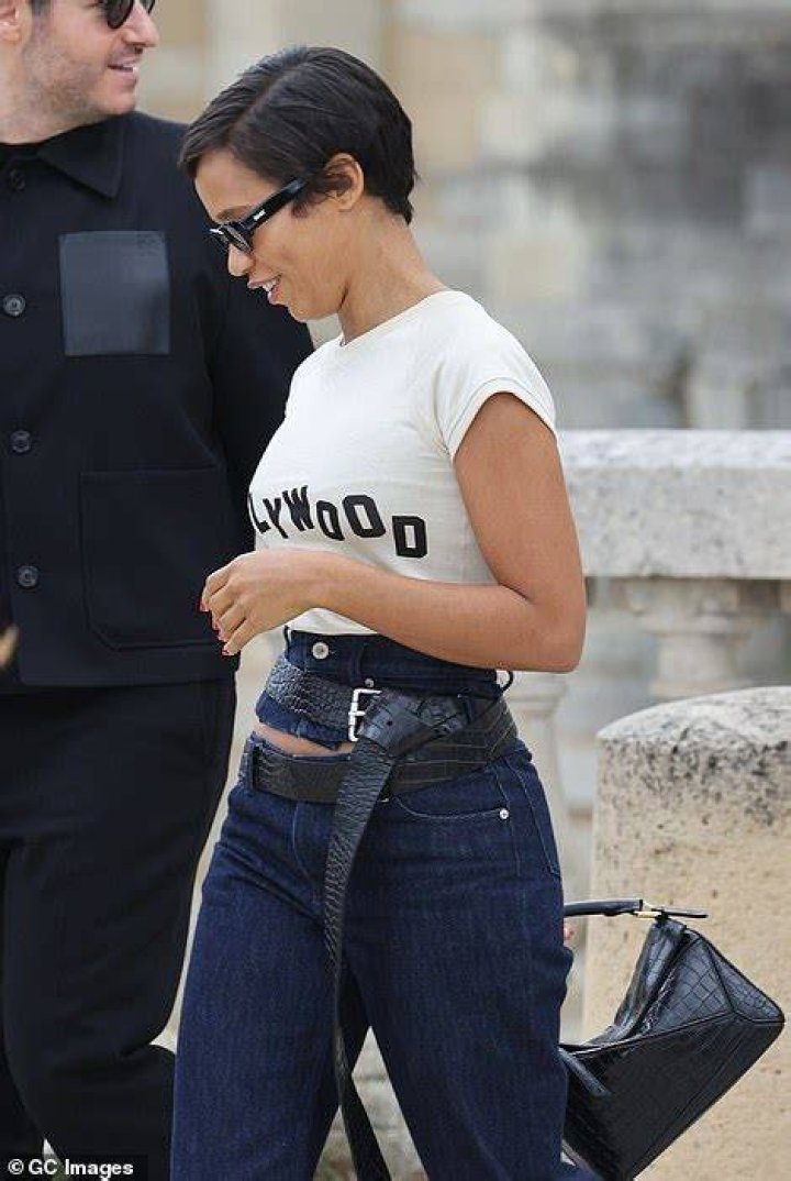 She also matched the belt with some pink pants