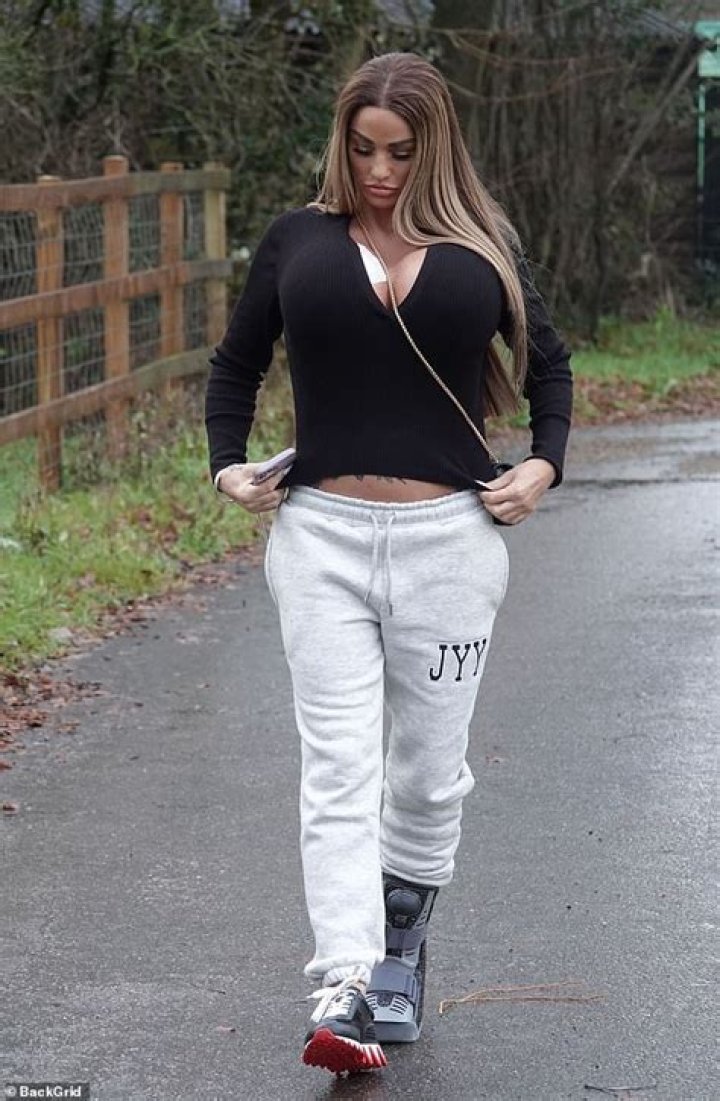She had a boob job at 18 to go from an A cup to a GG