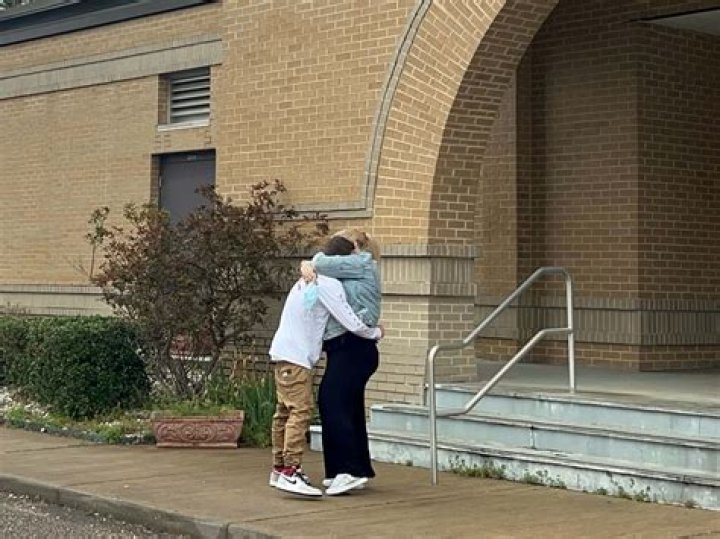 She hugged and kissed Justin by the courthouse steps