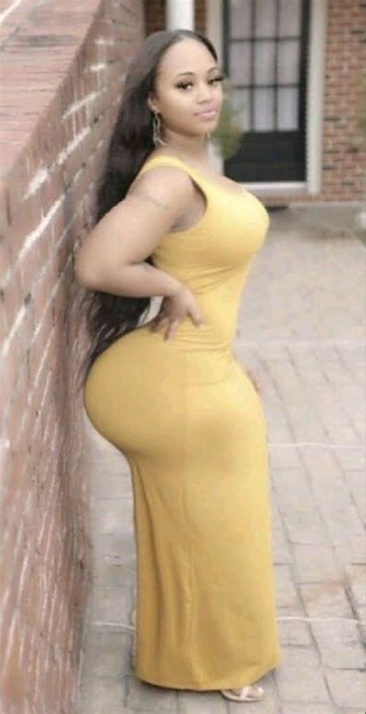 She said having big hips and a large bust makes her small waist look thicker than it really is in dresses