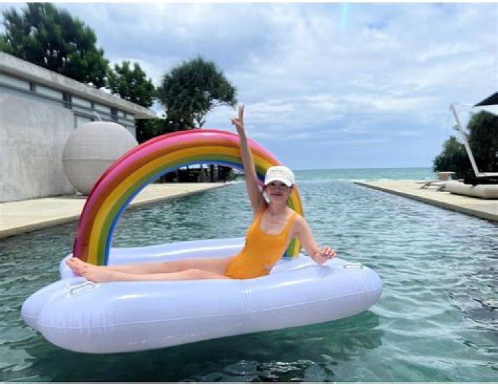 She shared her swimsuit, showing that the piece did not dig into her butt cheeks