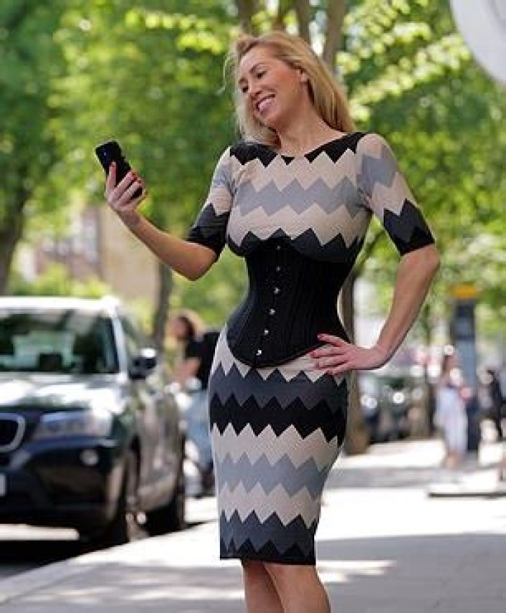 She tried wearing a corset belt over the top to get rid of the fold but it didn't work