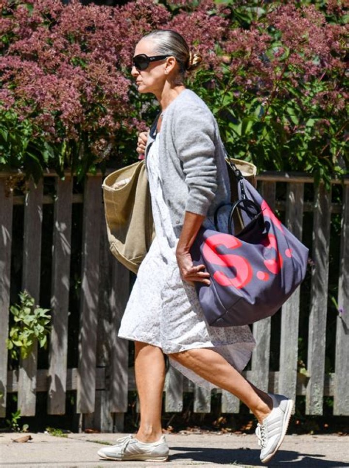 She was spotted wearing a black cap with palm trees