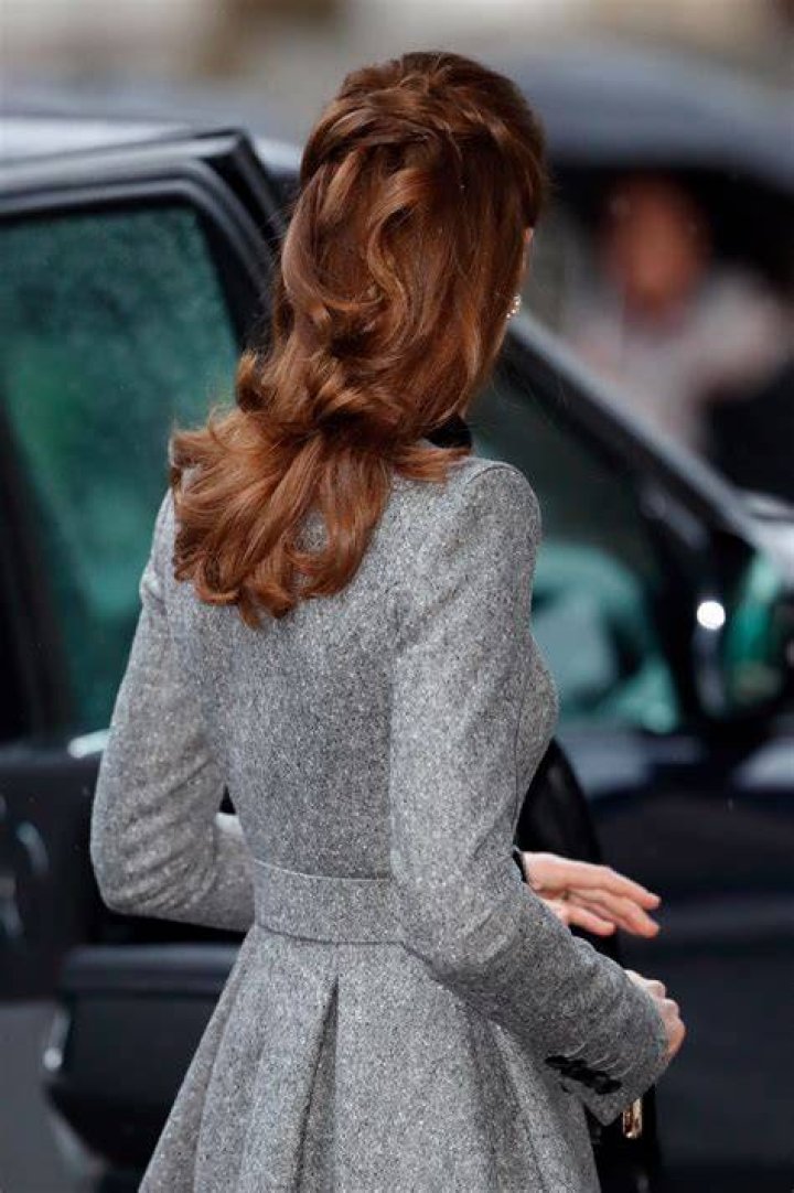 She wore her hair in loose waves around her shoulders as well