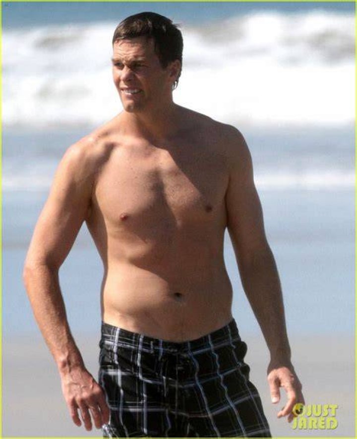 Shirtless Tom Brady Bikini-Clad Gisele Bundchen Turn Up the Heat Costa Rican Beach