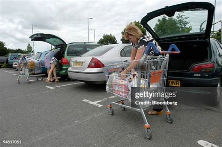 Shoppers load their cars with gadgets and gismos in California