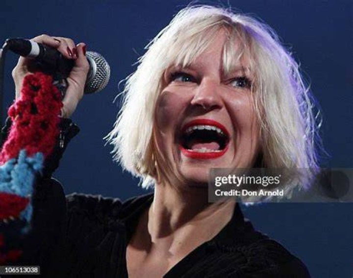 Sia performs on 'American Idol'
