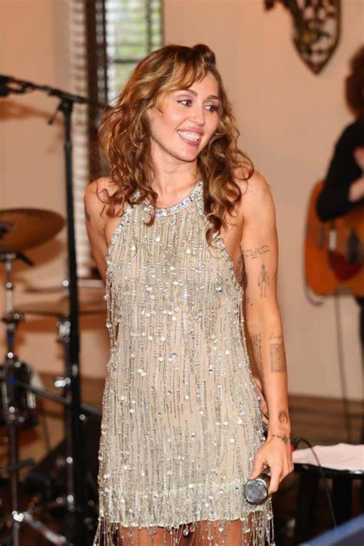  Singer Miley Cyrus, 27, may have lighter hair than her younger sister Noah, but they are both blessed with the same flawless complexion and similar facial features
