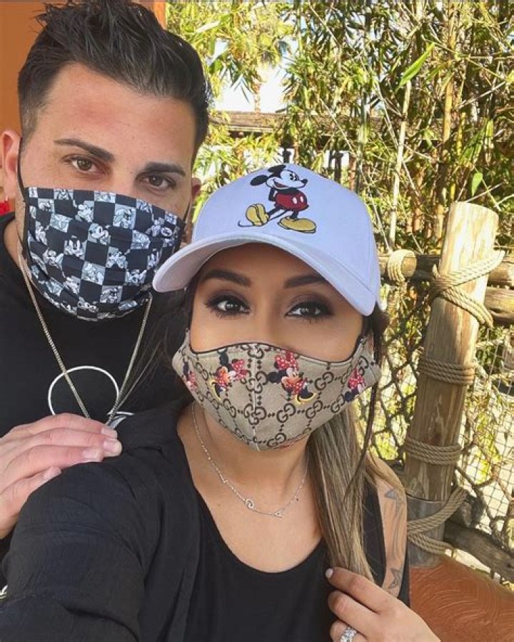 Snooki posts selfie with husband Jionni