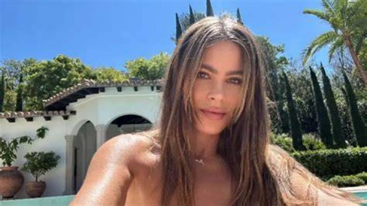 Sofia Vergara Gets a Sexy Peggy Bundy Makeover and Asks, “Do You Like This Look, Ed O’Neill?”: Picture