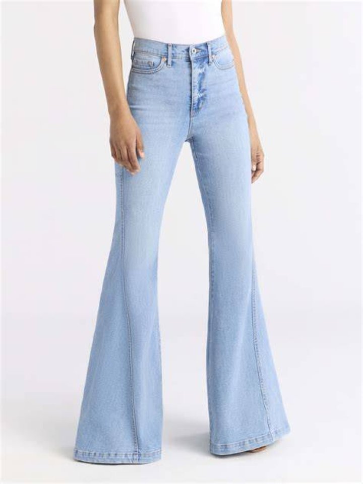 sofia-vergara-jeans-walmart-blue