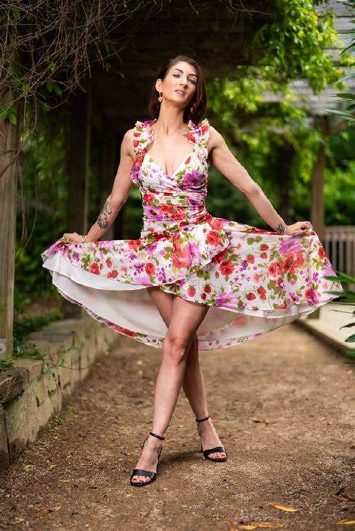 Stripper model and photographer Scarlett Kapella issued these claims on Instagram
