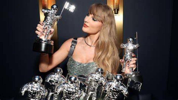 Taylor has multiple VMA nominations this year, but the smiles on the groups' faces the night before the awards show suggested that the star wasn't too stressed about the big event