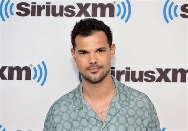 Taylor Lautner also recently wore one of Kristin's custom pieces