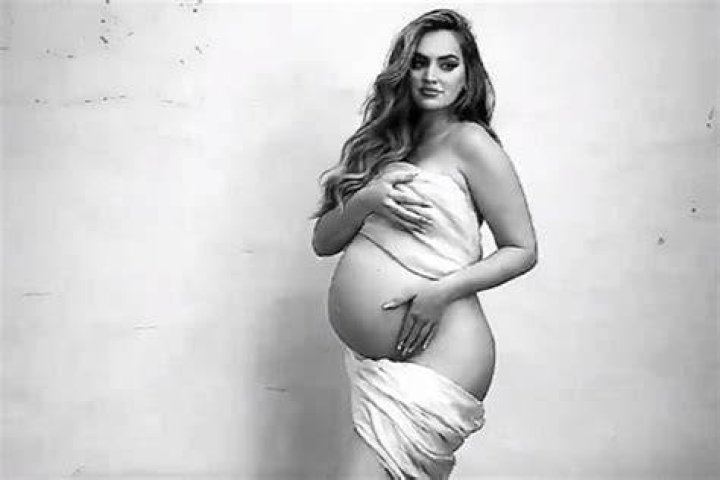 Taylor Selfridge goes nearly naked for steamy maternity photoshoot