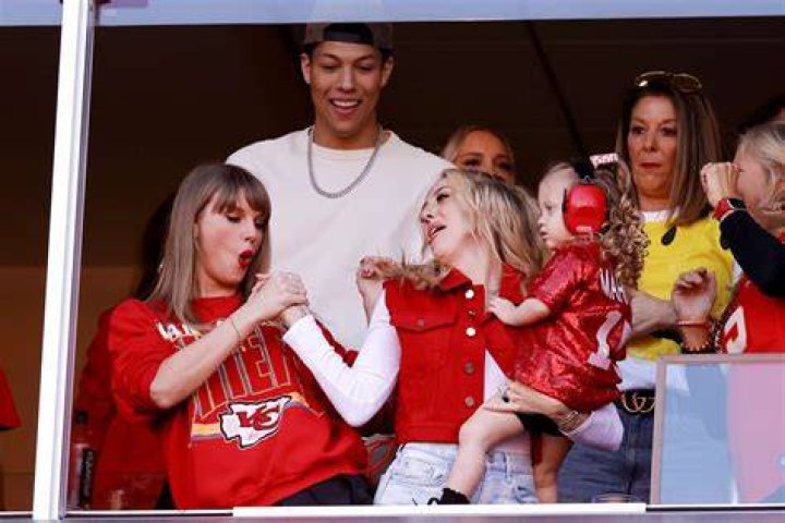 Taylor Swift and Brittany Mahomes Are Twinning and Winning in Matching Jersey Puffer Coats