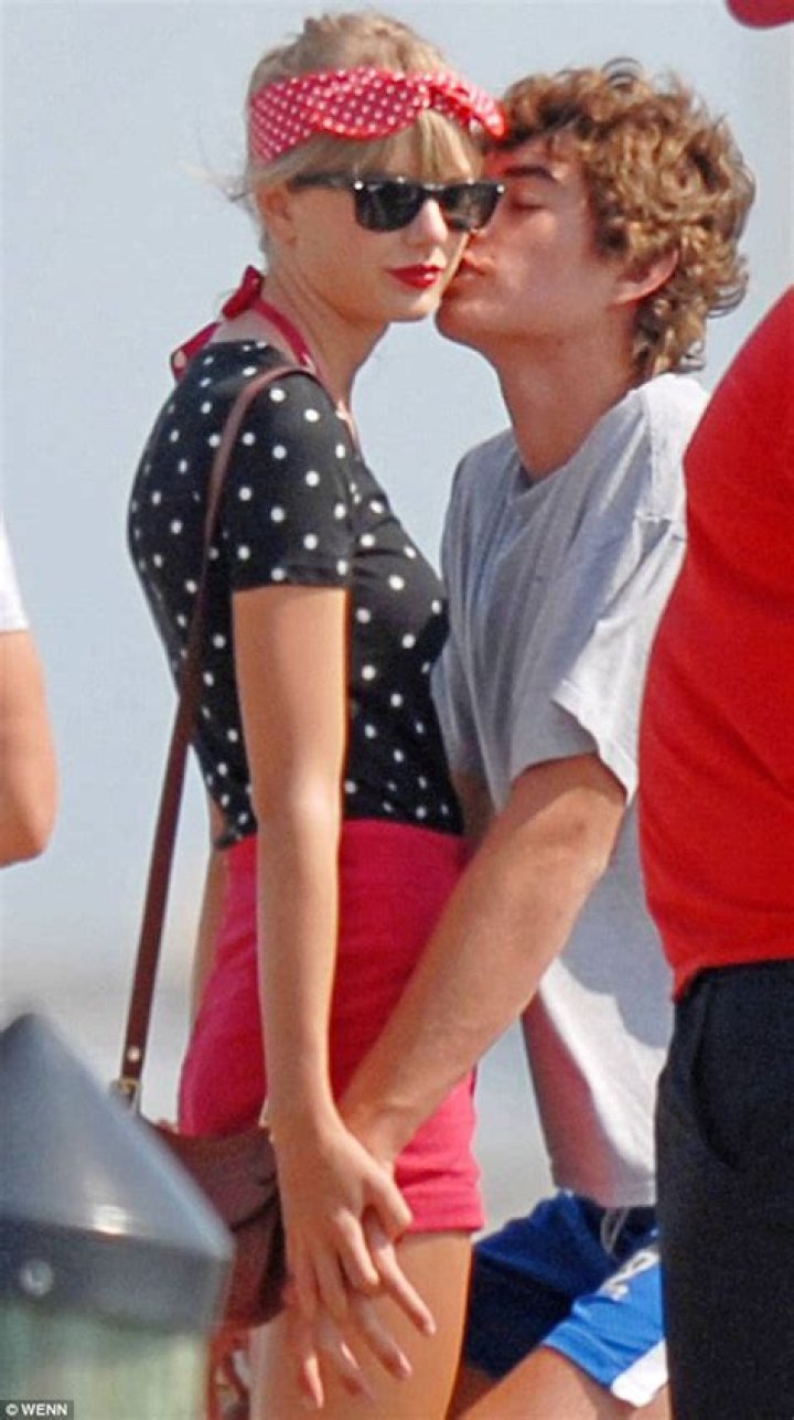 Taylor Swift Conor Kennedy kissing