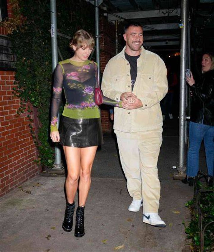 Taylor Swift Wears Travis Kelce s Jersey to Kansas City Chiefs Game 639