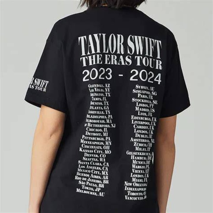 Taylor Swifts Shirt Hint at a Double Album Release With 1989 Taylors Version