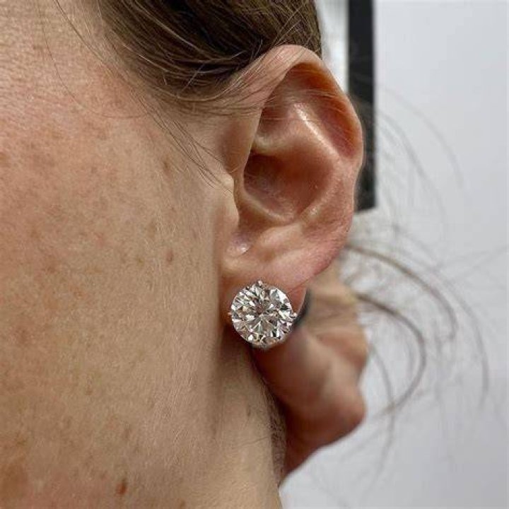 The 6-carat earrings are estimated to sell for $350K