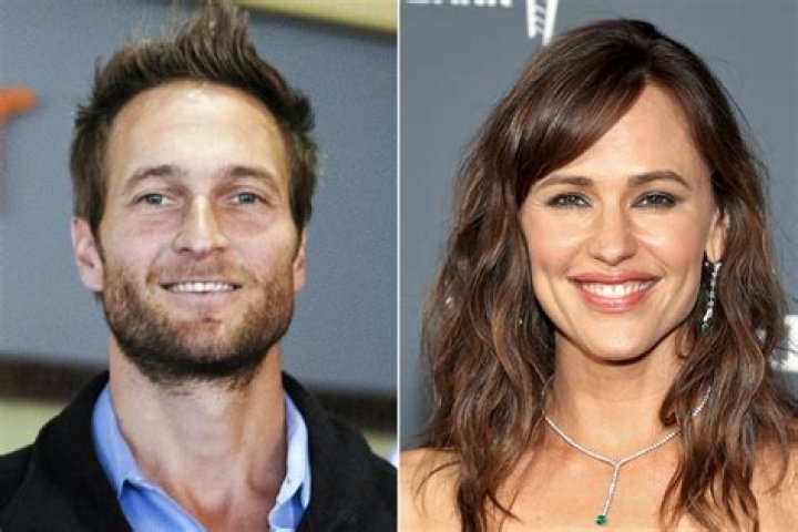 The actor with Jennifer Garner in TV show Alias