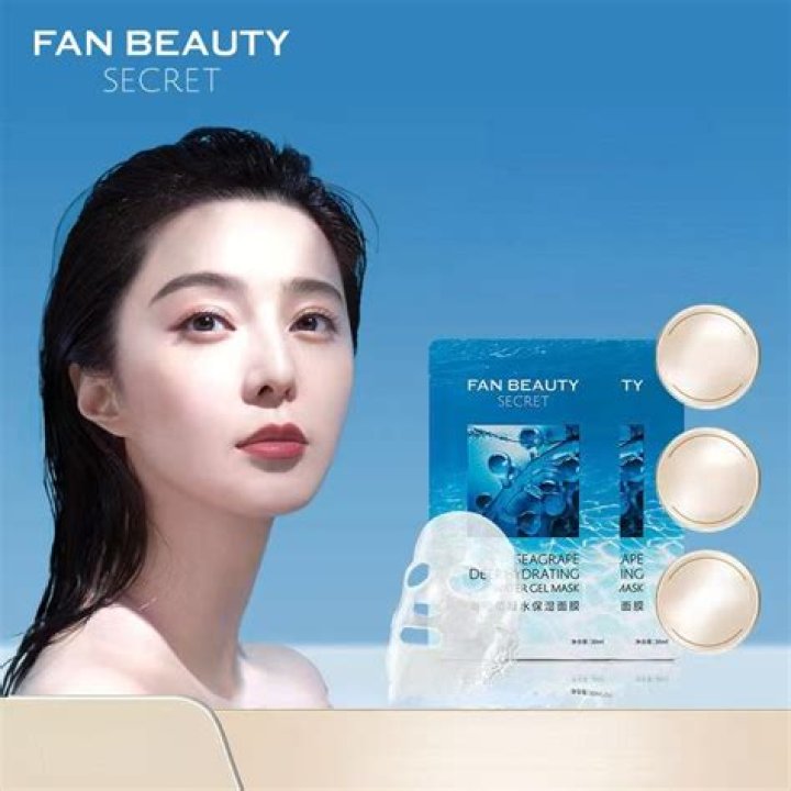 The beauty fan demonstrated the best method to use to perfect the front pieces of your hair