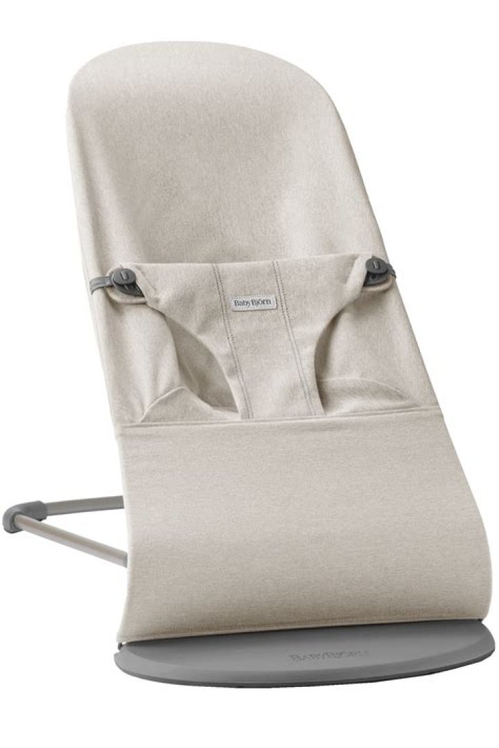 The bouncer offers a cosy place for your baby to play or rest close by you while you can keep your hands free
