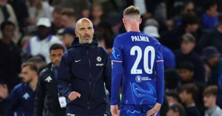 The Chelsea star pulled up to his top to show off his stomach muscles