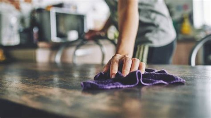 The cleaner reveals the tip to make cleaning easier.