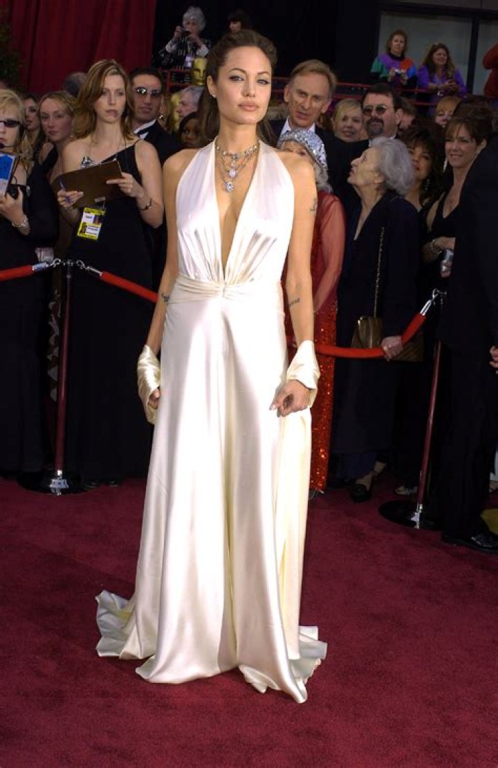 The dress at the 2004 wedding featured real gold thread embroidery woven into the silk