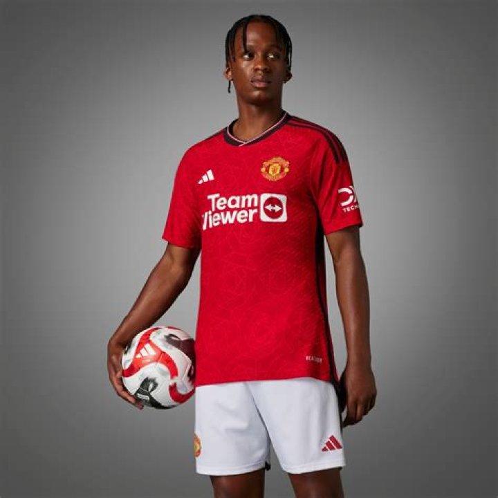 The home kit features a collared design for the first time since 2015