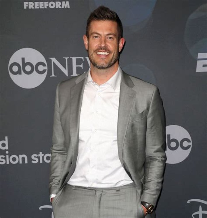 The host, Jesse Palmer, called Brayden out immediately after seeing the outfit