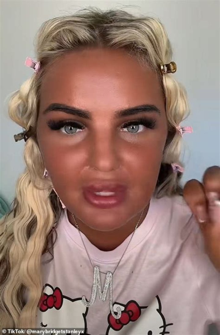 The influencer showed her followers her black two-piece from Poshmark