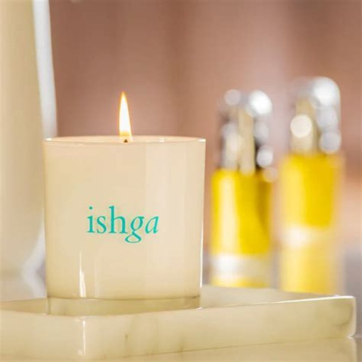 The ishga Hebridean Dream Candle contains lavender, rose geranium, juniper and lemongrass essential oils
