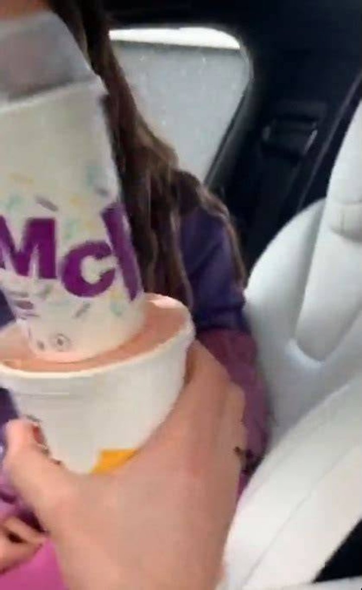 The McFlurry fits right on top of the drink lid &ndash; and clicks into place