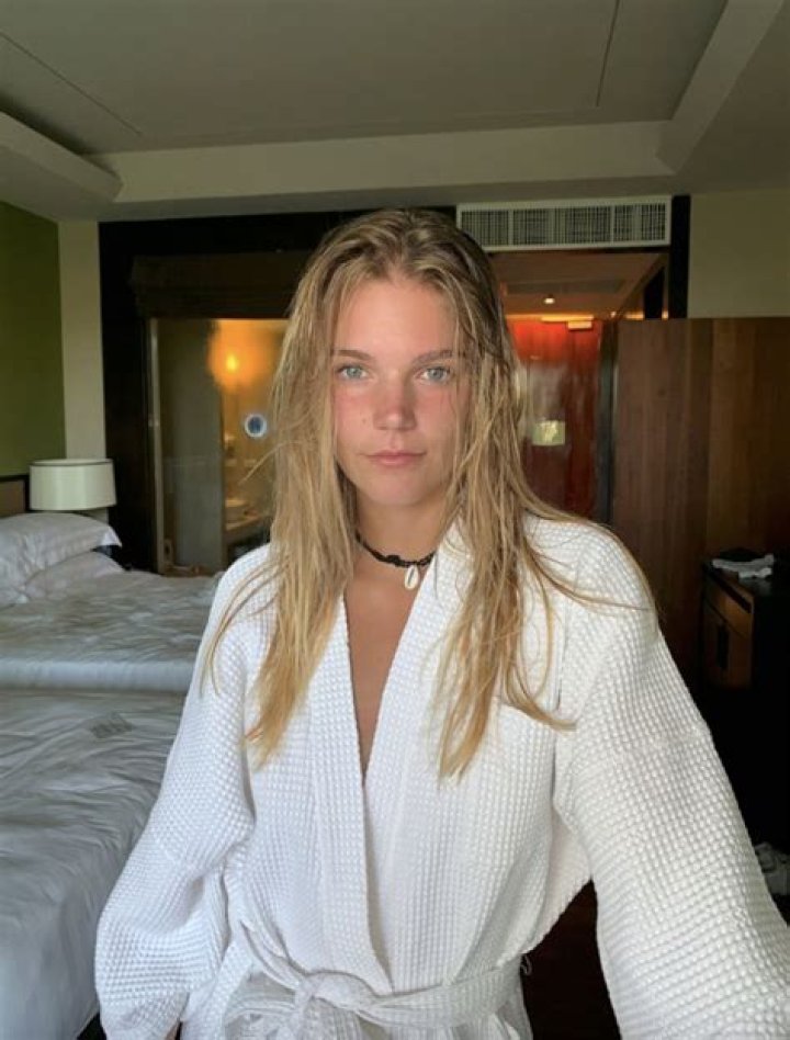  The model gave her fans a glimpse into her pregnancy cravings, which includes sticky buns
