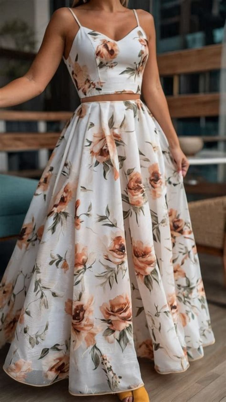The model styled a floral bustier with a pink cowboy hat