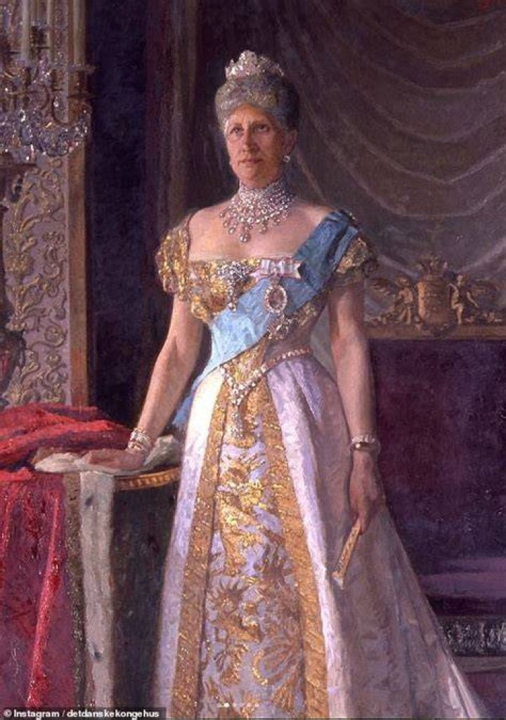  The monarch first wore the earrings back in 2012 at the state opening of parliament 