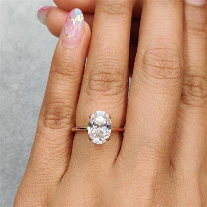 The oval-shaped diamond ring purchased by Justin Bieber has been estimated to be around six carats and worth about $500,000