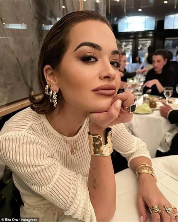The pop star thanked a long list of names but snubbed wife Hailey on stage