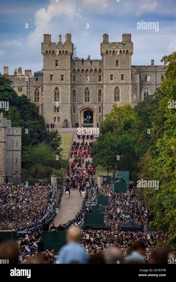  The Queen returns to Windsor Castle from Buckingham Palace after Prince Andrew visited her this morning