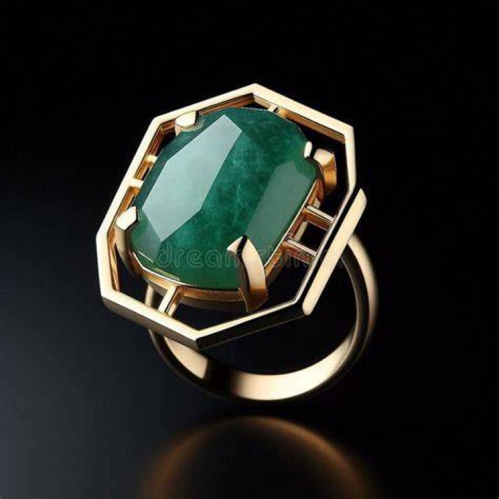 The ring holds a striking resemblance to the one Carl proposed with in April