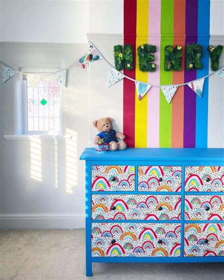 The savvy mum also paints shirt buttons with nail polish