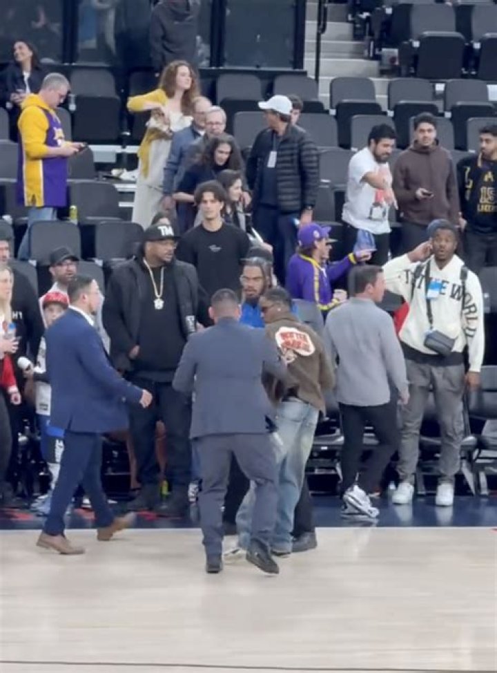 The security guard grabbed the woman to diffuse the brawl